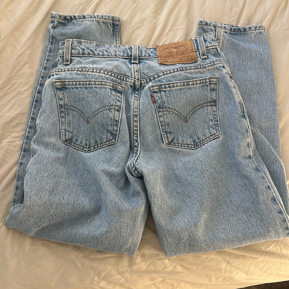 Vintage Levi's Women's Light Blue Straight Leg Jeans (550)